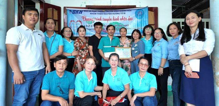 Đại diện Báo và Phát thanh, Truyền hình Khánh Hòa và các mạnh thường quân trao tiền hỗ trợ cho gia đình bà Lưu Thị Kim Cương.