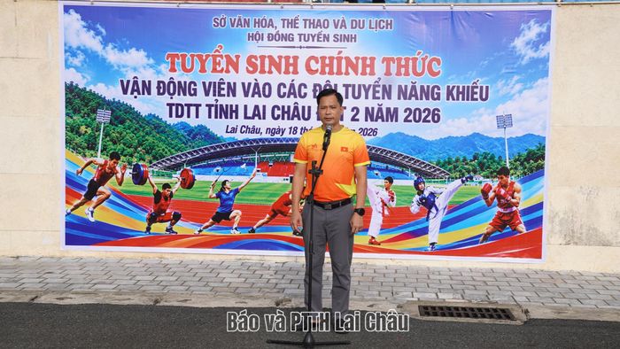 Đồng chí Trần Văn Công - Phó Giám đốc Sở Văn hóa, Thể thao và Du lịch tỉnh Lai Châu phát biểu tại buổi tuyển sinh.