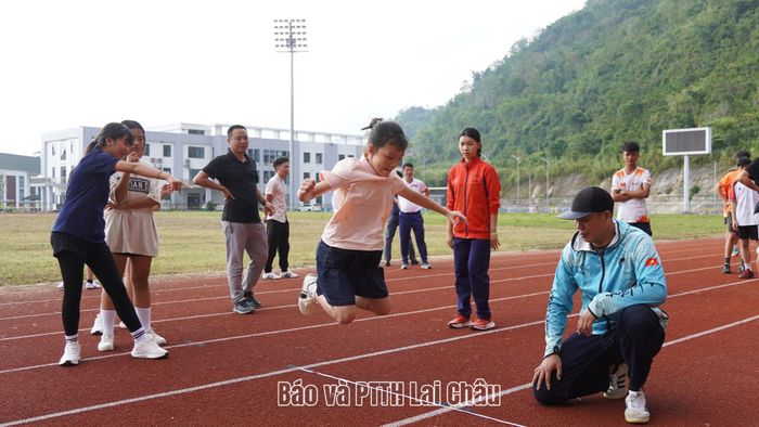 Các em học sinh được khám sức khỏe, kiểm tra thể lực tại buổi tuyển sinh vận động viên năng khiếu đợt II năm 2026.