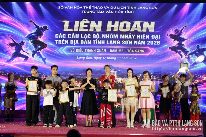 Đại diện Ban Tổ chức trao giải B cho các tiết mục