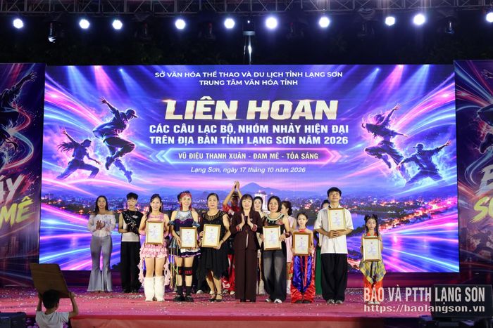 Đại diện Ban Tổ chức trao giải C cho các tiết mục
