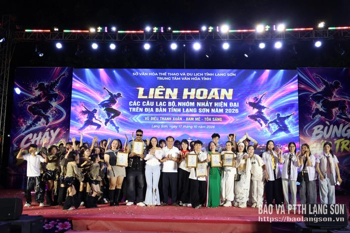 Đại diện Ban Tổ chức trao giải A cho các tiết mục