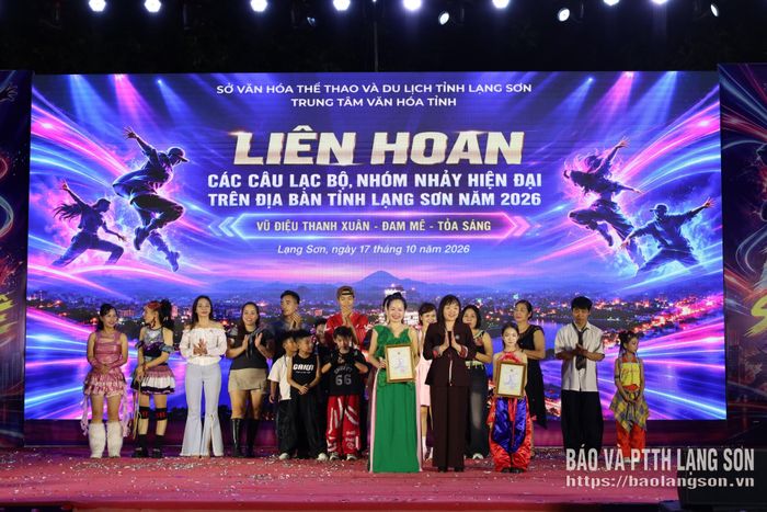 Đại diện Ban Tổ chức trao giải chuyên đề cho các tiết mục