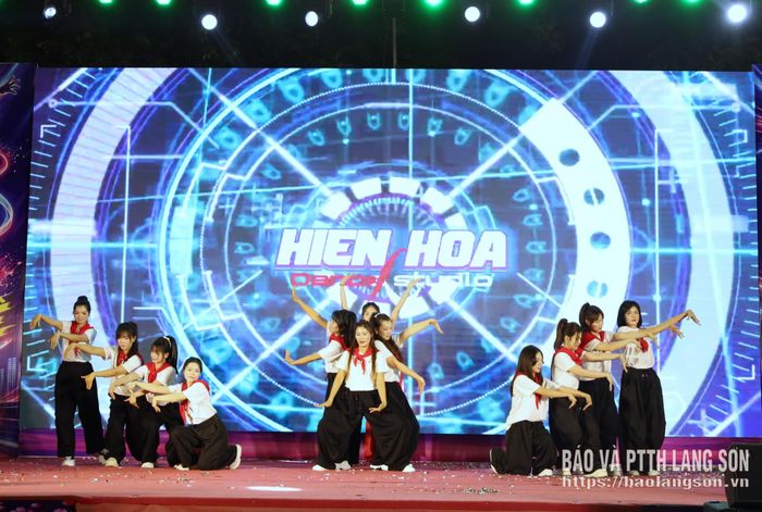Tiết mục tham gia liên hoan của CLB Hiền Hòa Dance Studio