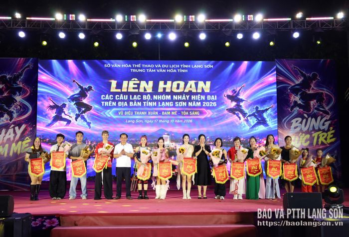 Đại diện Ban Tổ chức trao cờ lưu niệm cho các câu lạc bộ, nhóm nhảy tham gia liên hoan