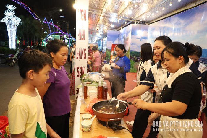 Người dân trải nghiệm trình diễn làm bánh trôi