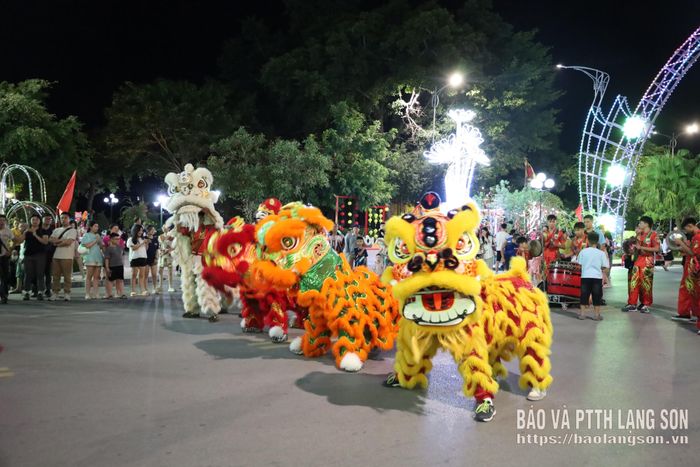 Biểu diễn múa lân tại Không gian văn hóa đường Hùng Vương