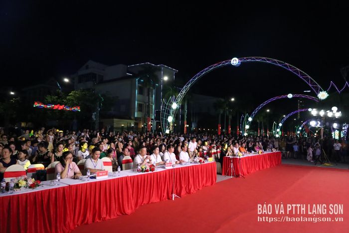Các đại biểu cùng đông đảo người dân dự chương trình