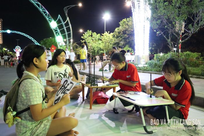 Hoạt động viết thư pháp của thanh thiếu nhi