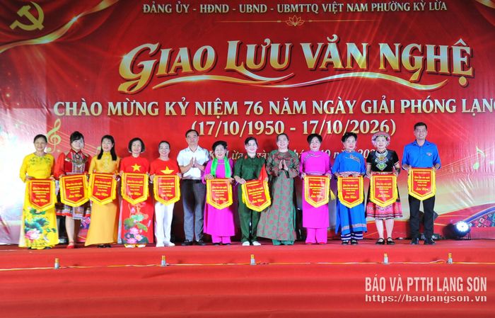 Lãnh đạo Đảng uỷ, UBND phường Kỳ Lừa trao cờ lưu niệm cho các đơn vị tham gia chương trình giao lưu văn nghệ