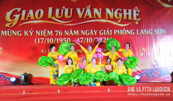 Tiết mục múa "Hồ Chí Minh đẹp nhất tên người" do thành viên CLB văn nghệ khối 7, phường Kỳ Lừa biểu diễn