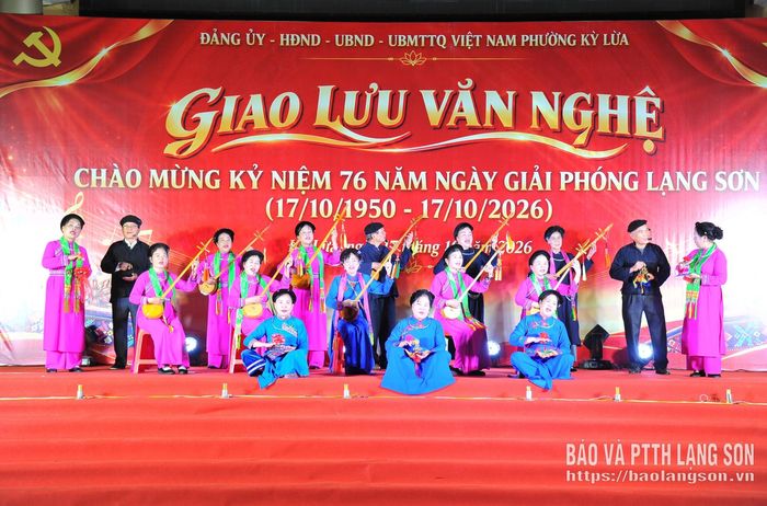Tiết mục "Câu then dâng Đảng" do các thành viên CLB Đàn và hát dân ca phường Kỳ Lừa biểu diễn