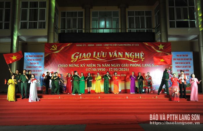 Tiết mục hát múa "Khúc quân hành xứ Lạng" do thành viên CLB văn nghệ khối 2, phường Kỳ Lừa biểu diễn