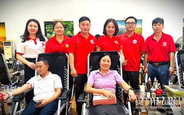 Lãnh đạo Hội Chữ thập đỏ tỉnh và các đại biểu động viên tình nguyện viên hiến máu tại khu vực Chi Lăng