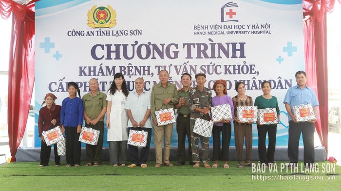 Lãnh đạo Công an tỉnh, đại diện Bệnh viện Đại học Y Hà Nội trao tặng quà cho người dân