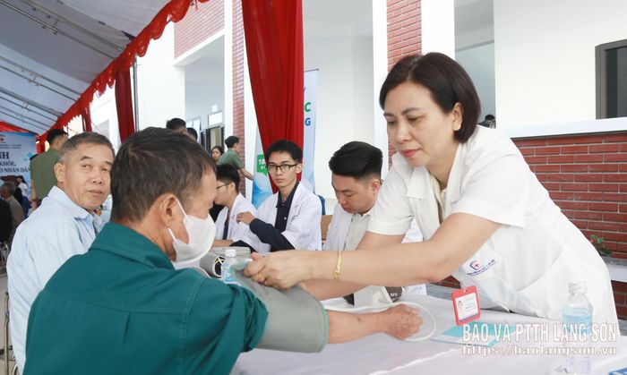 Người dân được khám sức khỏe tại chương trình