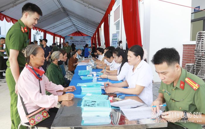 Người dân được khám, tư vấn sức khỏe tại chương trình