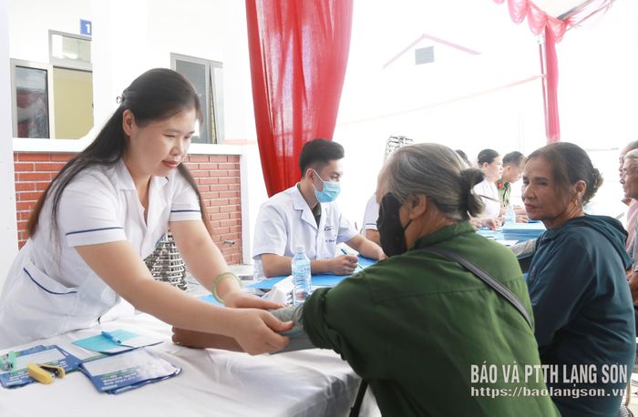 Người dân được khám, tư vấn sức khỏe tại chương trình