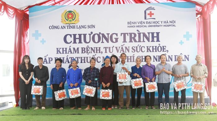 Đại diện các đơn vị trao tặng quà cho người dân