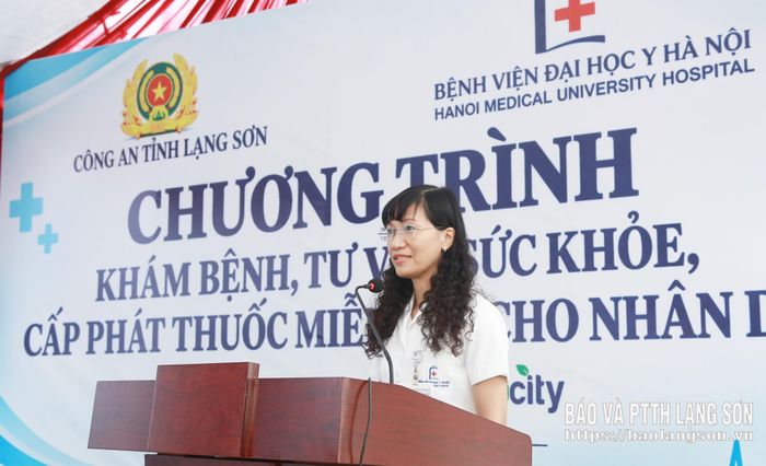 Trưởng Phòng Công tác xã hội, Bệnh viện Đại học Y Hà Nội phát biểu tại chương trình
