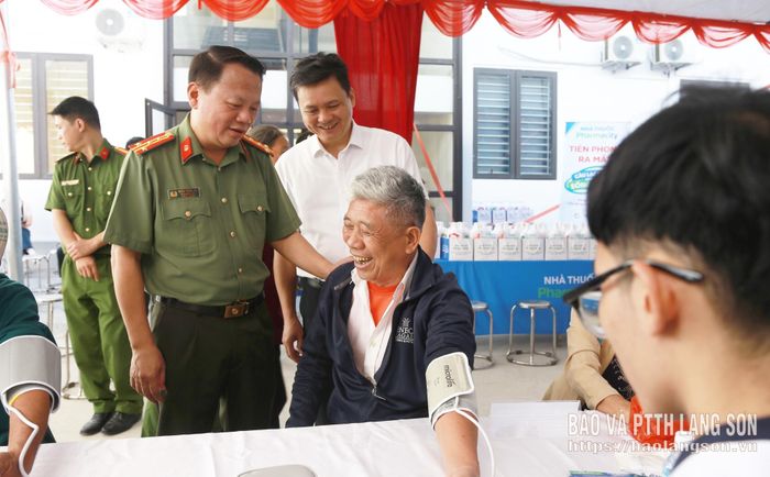 Lãnh đạo Công an tỉnh, Sở Y tế thăm hỏi, động viên người dân trong chương trình