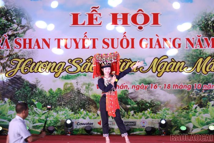 Thí sinh Lê Phương Mai trình diễn trang phục cô dâu truyền thống của đồng bào Dao đỏ.