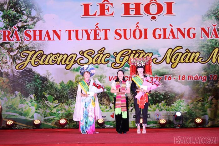 Ban Tổ chức trao giải Nhì cho các thí sinh xuất sắc.