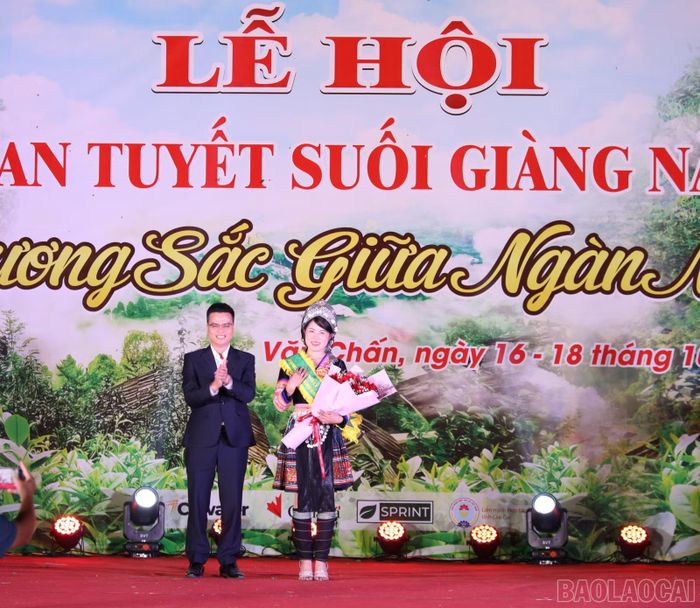 Ban Tổ chức trao giải Nhất hội thi trình diễn trang phục cho thí sinh Thào Thị Trang.