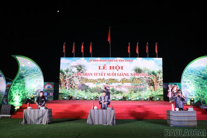 Các nghệ nhân pha chế, trình diễn nghệ thuật thưởng trà tại đêm tiệc trà Shan tuyết Suối Giàng.