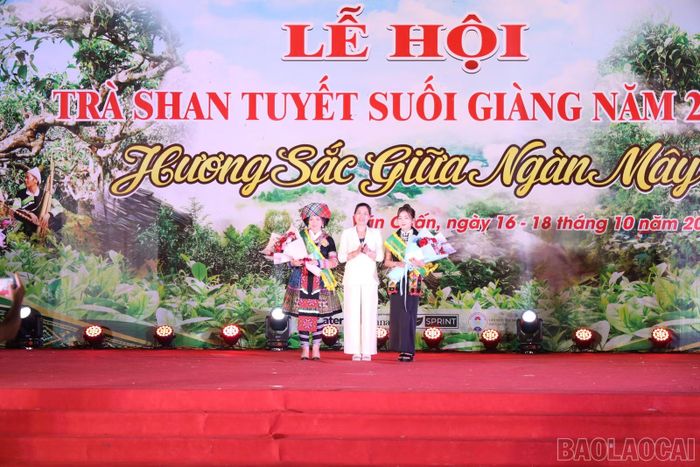 Các thí sinh đạt giải Ba tại hội thi trình diễn trang phục các dân tộc.