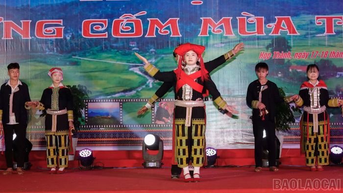 Phụ nữ Dao đỏ trong trang phục cưới truyền thống.