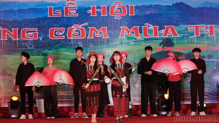 Trang phục truyền thống của người Xa Phó với họa tiết thêu tay màu đỏ, đen.