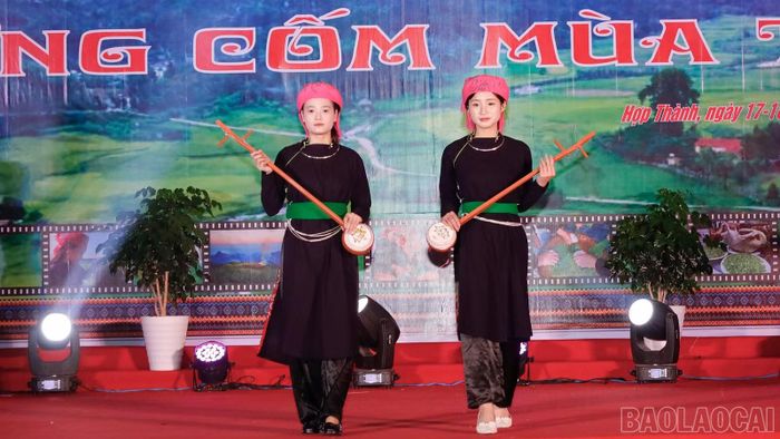 Thiếu nữ dân tộc Tày trong trang phục truyền thống.