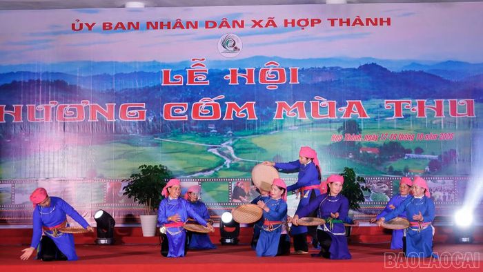 Người dân xã Hợp Thành biểu diễn trong chương trình giao lưu văn nghệ.