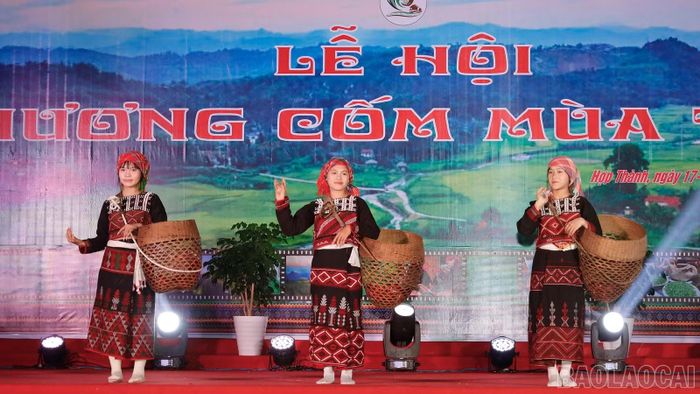Thiếu nữ Xa Phó trình diễn trang phục truyền thống, tái hiện cảnh lao động thường ngày.
