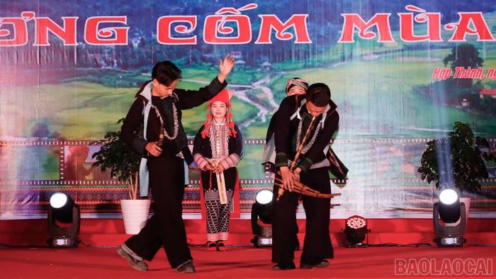 Các chàng trai dân tộc Mông trong trang phục truyền thống, biểu diễn cùng nhạc cụ dân tộc.