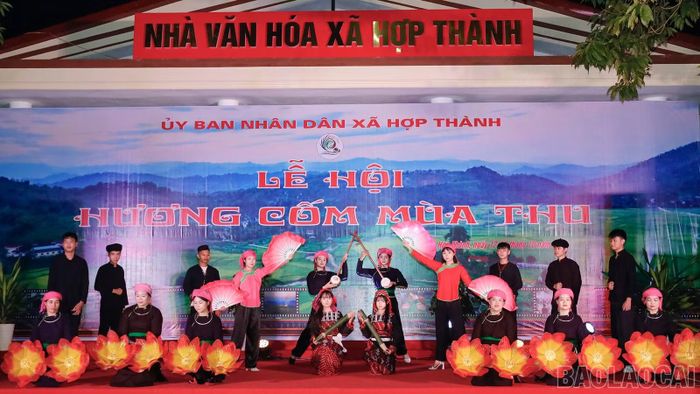 Phần thi trình diễn trang phục giữa các thôn, liên thôn.
