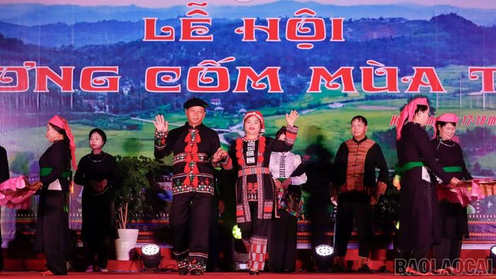 Trang phục truyền thống của người Dao đỏ.