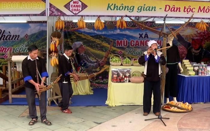Nhạc cụ của đồng bào Mông tại không gian trưng bày “Sắc màu văn hóa Tây Bắc”.