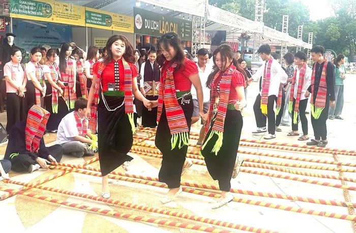 Người dân và du khách tham gia trải nghiệm văn hóa các dân tộc tại Lễ hội Mường Lò.
