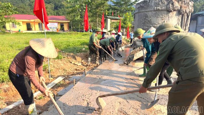  Cán bộ và Nhân dân thôn Cao Sơn bê tông hóa đường giao thông liên thôn. 