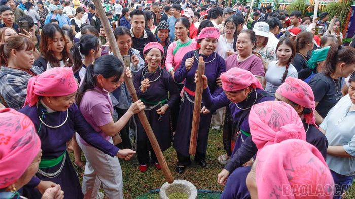 Các đội thi giã cốm.