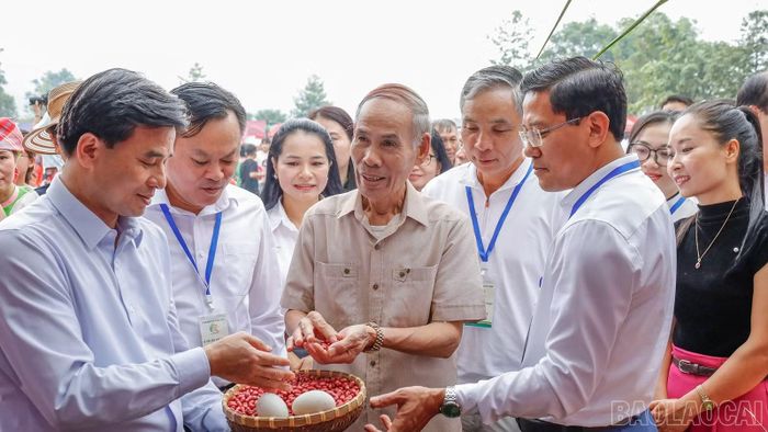 Đại biểu tham quan, trải nghiệm gian hàng đặc sản địa phương.