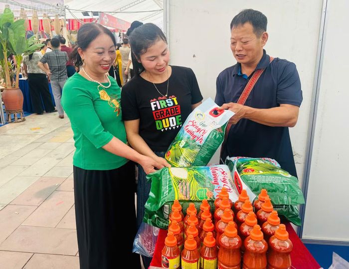 Du khách tham quan các gian hàng trưng bày sản phẩm nông sản địa phương.