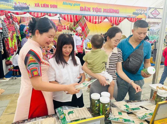 Chị Vũ Thu Phương (áo hồng) đang giới thiệu các sản phẩm của Tâm Đức cho người tiêu dùng.