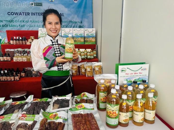 Chị Đồng Thị Hiền tự tin giới thiệu các sản phẩm của Hợp tác xã.