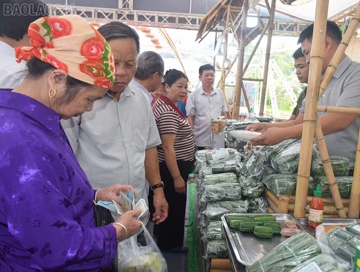 Nhân dân và du khách tham quan, mua sắm các sản phẩm tại hội chợ.
