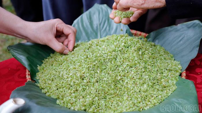 Những hạt cốm xanh non, thơm dẻo là thành quả từ sự tỉ mỉ, khéo léo của người làm cốm.