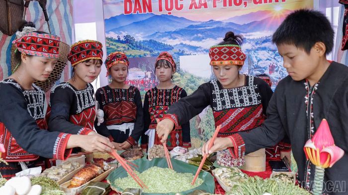 Các đội thi chăm chút từng công đoạn chế biến, bảo đảm hương vị và hình thức cho sản phẩm ẩm thực.