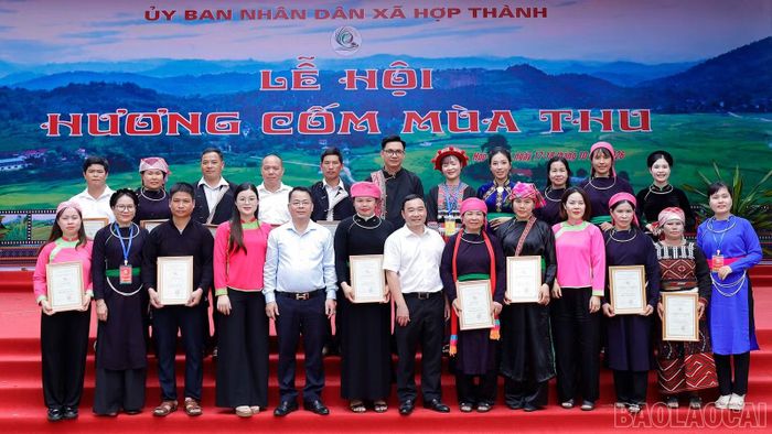 Ban Tổ chức trao giải cho các đội thi xuất sắc trong phần thi trưng bày, giới thiệu ẩm thực và giã cốm.